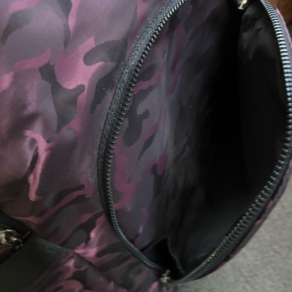 Fabletics Downtown Backpack Burgundy Camo. Barely Used. Retail New Is $60 - Picture 7 of 9